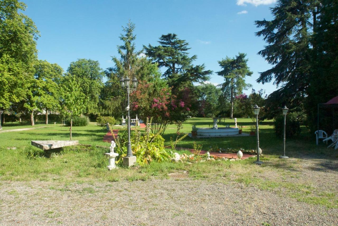 Le Clos Des Cedres B&B La Rochefoucauld Exterior photo